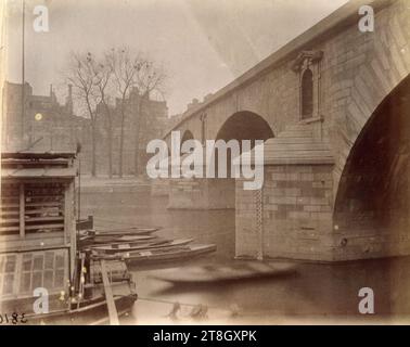 Pont-Marie vu du quai Bourbon, 4e arrondissement, Paris, Atget, Eugène (Jean Eugène Auguste Atget), photographe, Photographie, Arts graphiques, tirage albumen, dimensions - travail : hauteur : 17,7 cm, largeur : 21,9 cm Banque D'Images