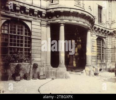 Porche côté cour du Hôtel de Beauvais, 68 rue François-Miron, 4e arrondissement, Paris, Atget, Eugène (Jean Eugène Auguste Atget), photographe, en 1902, Photographie, Arts graphiques, photographie, tirage albumen, Dimensions - œuvres : hauteur : 17,4 cm, largeur : 21,1 cm Banque D'Images