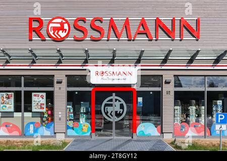 Rossmann Drogerie filiale Laden Geschäft à Stuttgart Stuttgart, Allemagne - 30. Juillet 2023 : Rossmann Drogerie filiale Laden Geschäft à Stuttgart, Deutschland. *** Magasin Rossmann Drogerie à Stuttgart Stuttgart, Allemagne 30 juillet 2023 magasin Rossmann Drogerie à Stuttgart, Allemagne Credit : Imago/Alamy Live News Banque D'Images