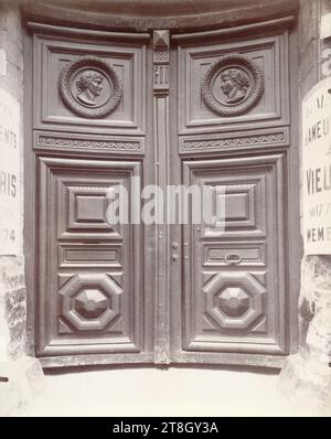 Porte de bus de l'Hôtel de Beauvais, 68 rue François-Miron, 4e arrondissement, Paris, Atget, Eugène (Jean Eugène Auguste Atget), photographe, en 1900, Photographie, Arts graphiques, photographie, tirage albumen, Dimensions - oeuvre : hauteur : 21,4 cm, largeur : 17,8 cm Banque D'Images