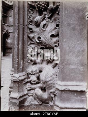 Porte d'entrée du musée Cluny, détail, 24 rue du Sommerard, 5e arrondissement, Paris, Atget, Eugène (Jean Eugène Auguste Atget), photographe, en 1902, Photographie, Arts graphiques, photographie, tirage albumen, Dimensions - oeuvre : hauteur : 21,8 cm, largeur : 18,1 cm Banque D'Images