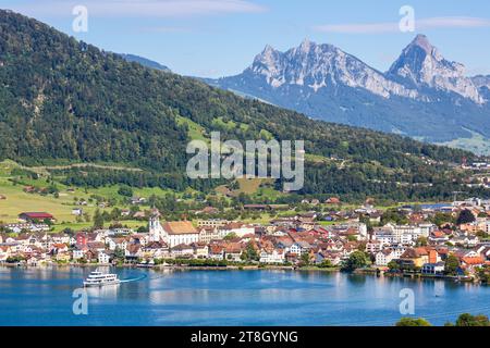 Blick auf Arth am Zugersee und Berge in den Schweizer Alpen mit Kleiner und Grosser Mythen in der Schweiz Arth, Schweiz - 10. Août 2023 : Blick auf Arth am Zugersee und Berge in den Schweizer Alpen mit Kleiner und Grosser Mythen in Arth, Schweiz. *** Vue d'Arth sur le lac Zoug et les montagnes dans les Alpes suisses avec Kleiner et Grosser Mythen à Arth, Suisse 10 août 2023 vue d'Arth sur le lac Zoug et les montagnes dans les Alpes suisses avec Kleiner et Grosser Mythen à Arth, Suisse crédit : Imago/Alamy Live News Banque D'Images