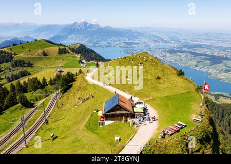 Blick vom Berg Rigi auf Stadt Luzern, Vierwaldstättersee und Pilatus Alpen Berge in der Schweiz Rigi, Suisse - 11. Août 2023 : Blick vom Berg Rigi auf Stadt Luzern, Vierwaldstättersee und Pilatus Alpen Berge in Rigi, Schweiz. *** Vue du Mont Rigi à la ville de Lucerne, du Lac de Lucerne et des montagnes du Pilatus à Rigi, Suisse 11 août 2023 vue du Mont Rigi à la ville de Lucerne, du Lac de Lucerne et des montagnes du Pilatus à Rigi, Suisse crédit : Imago/Alamy Live News Banque D'Images