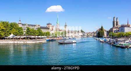 Zürich Skyline Stadt am Fluss Limmat Panorama in der Schweiz Zürich, Schweiz - 10. Août 2023 : Zürich Skyline Stadt am Fluss Limmat Panorama à Zürich, Suisse. *** Zurich Skyline City on the River Limmat Panorama en Suisse Zurich, Suisse 10 août 2023 Zurich Skyline City on the River Limmat Panorama à Zurich, Suisse Credit : Imago/Alamy Live News Banque D'Images