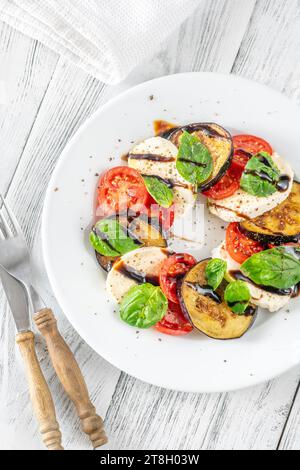 Salade Caprese d'aubergines avec mozzaerlla, basilic et tomates Banque D'Images