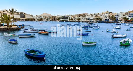 Une vue panoramique de petits bateaux amarrés dans le lagon de Charco de San Gines à Arrecife, Lanzarote par un après-midi ensoleillé Banque D'Images