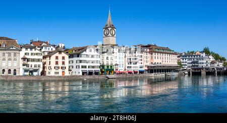 Zürich Skyline Stadt am Fluss Limmat Panorama in der Schweiz Zürich, Schweiz - 10. Août 2023 : Zürich Skyline Stadt am Fluss Limmat Panorama à Zürich, Suisse. *** Zurich Skyline City on the River Limmat Panorama en Suisse Zurich, Suisse 10 août 2023 Zurich Skyline City on the River Limmat Panorama à Zurich, Suisse Credit : Imago/Alamy Live News Banque D'Images