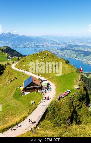 Blick vom Berg Rigi auf Stadt Luzern, Vierwaldstättersee und Pilatus Alpen Berge Hochformat in der Schweiz Rigi, Schweiz - 11. Août 2023 : Blick vom Berg Rigi auf Stadt Luzern, Vierwaldstättersee und Pilatus Alpen Berge Hochformat à Rigi, Suisse. *** Vue du Mont Rigi à la ville de Lucerne, du Lac de Lucerne et des Alpes Pilatus portrait en Suisse Rigi, Suisse 11 août 2023 vue du Mont Rigi à la ville de Lucerne, du Lac de Lucerne et des Alpes Pilatus portrait des montagnes à Rigi, Suisse crédit : Imago/Alamy Live News Banque D'Images