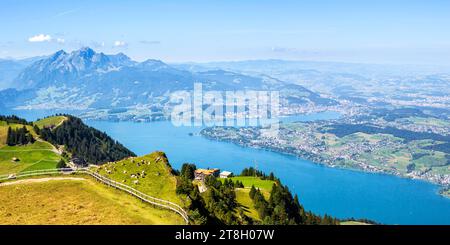 Blick vom Berg Rigi auf Stadt Luzern, Vierwaldstättersee und Pilatus Alpen Berge Panorama in der Schweiz Rigi, Schweiz - 11. Août 2023 : Blick vom Berg Rigi auf Stadt Luzern, Vierwaldstättersee und Pilatus Alpen Berge Panorama à Rigi, Suisse. *** Vue du Mont Rigi à la ville de Lucerne, du Lac de Lucerne et des Alpes Pilatus panorama à Rigi, Suisse 11 août 2023 vue du Mont Rigi à la ville de Lucerne, du Lac de Lucerne et des Alpes Pilatus panorama à Rigi, Suisse crédit : Imago/Alamy Live News Banque D'Images