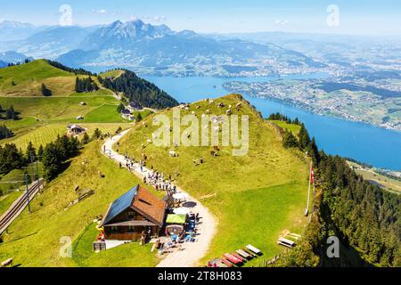 Blick vom Berg Rigi auf Stadt Luzern, Vierwaldstättersee und Pilatus Alpen Berge in der Schweiz Rigi, Suisse - 11. Août 2023 : Blick vom Berg Rigi auf Stadt Luzern, Vierwaldstättersee und Pilatus Alpen Berge in Rigi, Schweiz. *** Vue du Mont Rigi à la ville de Lucerne, du Lac de Lucerne et des montagnes du Pilatus à Rigi, Suisse 11 août 2023 vue du Mont Rigi à la ville de Lucerne, du Lac de Lucerne et des montagnes du Pilatus à Rigi, Suisse crédit : Imago/Alamy Live News Banque D'Images