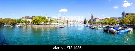 Zürich Skyline Stadt am Fluss Limmat Panorama in der Schweiz Zürich, Schweiz - 10. Août 2023 : Zürich Skyline Stadt am Fluss Limmat Panorama à Zürich, Suisse. *** Zurich Skyline City on the River Limmat Panorama en Suisse Zurich, Suisse 10 août 2023 Zurich Skyline City on the River Limmat Panorama à Zurich, Suisse Credit : Imago/Alamy Live News Banque D'Images