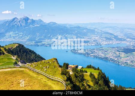 Blick vom Berg Rigi auf Stadt Luzern, Vierwaldstättersee und Pilatus Alpen Berge in der Schweiz Rigi, Suisse - 11. Août 2023 : Blick vom Berg Rigi auf Stadt Luzern, Vierwaldstättersee und Pilatus Alpen Berge in Rigi, Schweiz. *** Vue du Mont Rigi à la ville de Lucerne, du Lac de Lucerne et des montagnes du Pilatus à Rigi, Suisse 11 août 2023 vue du Mont Rigi à la ville de Lucerne, du Lac de Lucerne et des montagnes du Pilatus à Rigi, Suisse crédit : Imago/Alamy Live News Banque D'Images