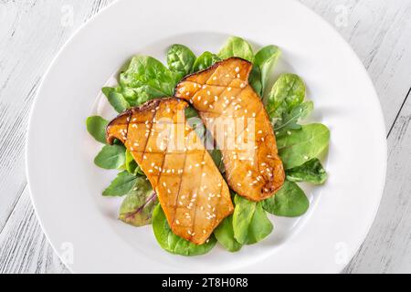 Portion de champignons eryngii frits avec salade Banque D'Images