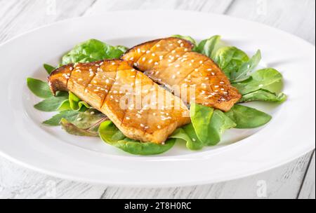 Portion de champignons eryngii frits avec salade Banque D'Images