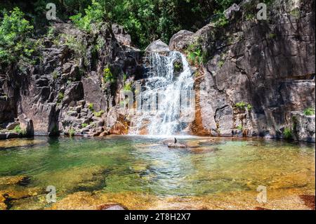 Cascade appelée Cascata do Tahiti ou également connue sous le nom de Fecha de Barcas dans le nord du Portugal situé près d'Ermida dans la région de Braga, Parc National de Peneda Geres Banque D'Images