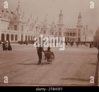 Perspective du palais depuis l'Esplanade des Invalides, côté est, les Invalides, 7e arrondissement, Paris, photographe, en 1900, 19e-20e siècle, Photographie, Arts graphiques, photographie, impression au chlorure d'argent gélatine développée, Dimensions - image:, hauteur : 7,4 cm, largeur : 8,6 cm, Dimensions - marge:, hauteur : 7,9 cm, largeur : 9 cm Banque D'Images