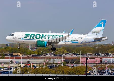 Frontier Airlines Airbus A320neo Flugzeug Flughafen Chicago Midway in den USA Chicago, USA. , . Ein Airbus A320neo Flugzeug der Frontier Airlines mit dem Kennzeichen N358FR auf dem Flughafen Chicago Midway MDW in den USA. *** Frontier Airlines Airbus A320neo aéroport Chicago Midway aux Etats-Unis Chicago, USA 4 mai 2023 un Airbus A320neo de Frontier Airlines immatriculé N358FR à l'aéroport Chicago Midway MDW aux Etats-Unis Credit : Imago/Alamy Live News Banque D'Images