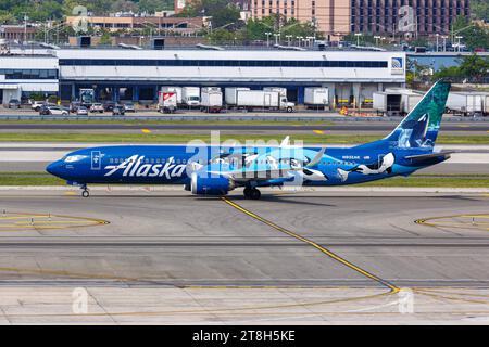 Alaska Airlines Boeing 737-9 MAX Flugzeug Flughafen New York JFK in den USA West Coast Wonders Sonderbemalung New York, USA - 12. Mai 2023 : Ein Boeing 737-9 MAX Flugzeug der Alaska Airlines mit dem Kennzeichen N932AK und der West Coast Wonders Sonderbemalung auf dem Flughafen New York John F Kennedy JFK in den USA. *** Alaska Airlines Boeing 737 9 MAX Aircraft New York aéroport JFK aux États-Unis West Coast Wonders livraison spéciale New York, États-Unis 12 mai 2023 un Boeing 737 9 MAX d'Alaska Airlines immatriculé N932AK et la livrée spéciale West Coast Wonders à New York John F Kennedy JF Banque D'Images