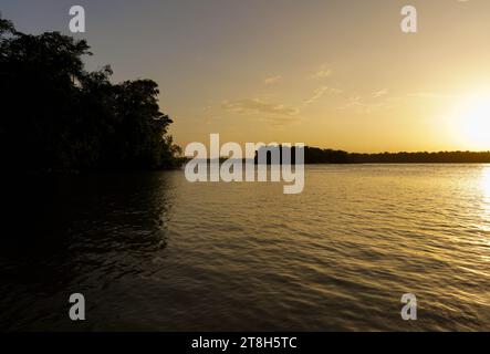 Coucher de soleil sur la rivière Maroni, Amérique du Sud Banque D'Images