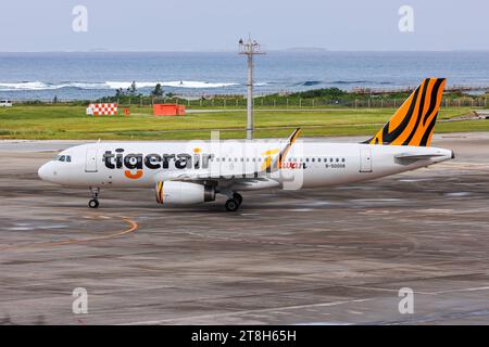 Tigerair Taiwan Airbus A320 Flugzeug Flughafen Okinawa à Naha, Japon Naha, Japon. , . Ein Airbus A320 Flugzeug der Tigerair Taiwan mit dem Kennzeichen B-50008 auf dem Flughafen Okinawa OKA à Naha, Japon. *** Tigerair Taiwan Airbus A320 aéroport d'Okinawa à Naha, Japon Naha, Japon 3 octobre 2023 Un Airbus A320 Tigerair Taiwan immatriculé B 50008 à l'aéroport OKINAWA OKA à Naha, Japon crédit : Imago/Alamy Live News Banque D'Images