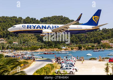 Ryanair Boeing 737-800 Flugzeug Flughafen Skiathos à Griechenland Skiathos, Griechenland - 25. Juin 2023 : Ein Boeing 737-800 Flugzeug der Ryanair mit dem Kennzeichen 9H-QEJ auf dem Flughafen Skiathos JSI dans le Griechenland. *** Ryanair Boeing 737 800 Aircraft Skiathos Airport en Grèce Skiathos, Greece 25 juin 2023 Un Ryanair Boeing 737 800 Aircraft immatriculé 9H QEJ à Skiathos JSI Airport en Grèce Credit : Imago/Alamy Live News Banque D'Images