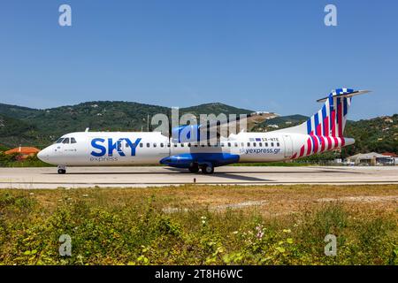 Sky Express ATR 72-600 Flugzeug Flughafen Skiathos à Griechenland Skiathos, Griechenland - 25. Juni 2023 : Ein ATR 72-600 Flugzeug der Sky Express mit dem Kennzeichen SX-NTE auf dem Flughafen Skiathos JSI en Griechenland. *** Avion Sky Express ATR 72 600 aéroport de Skiathos en Grèce Skiathos, Grèce 25 juin 2023 un avion ATR 72 600 de Sky Express immatriculé SX NTE à l'aéroport de Skiathos JSI en Grèce crédit : Imago/Alamy Live News Banque D'Images