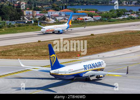 Ryanair und Jet2 Boeing 737-800 Flugzeuge Flughafen Skiathos à Griechenland Skiathos, Griechenland - 30. Juin 2023 : Boeing 737-800 Flugzeuge der Ryanair und Jet2 auf dem Flughafen Skiathos JSI dans le Griechenland. *** Ryanair et Jet2 Boeing 737 800 Aircraft Skiathos Airport en Grèce Skiathos, Grèce 30 juin 2023 Ryanair et Jet2 Boeing 737 800 Aircraft à Skiathos Airport JSI en Grèce Credit : Imago/Alamy Live News Banque D'Images