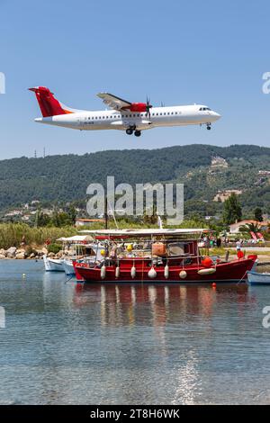 Air Connect ATR 72-600 Flugzeug Flughafen Skiathos à Griechenland Skiathos, Griechenland - 24. Juin 2023 : Ein ATR 72-600 Flugzeug der Air Connect mit dem Kennzeichen YR-ACB auf dem Flughafen Skiathos JSI dans le Griechenland. *** Avion Air Connect ATR 72 600 aéroport de Skiathos en Grèce Skiathos, Grèce 24 juin 2023 avion Air Connect ATR 72 600 immatriculé YR ACB à l'aéroport Skiathos JSI en Grèce crédit : Imago/Alamy Live News Banque D'Images