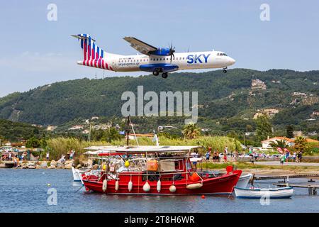 Sky Express ATR 72-600 Flugzeug Flughafen Skiathos à Griechenland Skiathos, Griechenland - 25. Juni 2023 : Ein ATR 72-600 Flugzeug der Sky Express mit dem Kennzeichen SX-NTE auf dem Flughafen Skiathos JSI en Griechenland. *** Avion Sky Express ATR 72 600 aéroport de Skiathos en Grèce Skiathos, Grèce 25 juin 2023 un avion ATR 72 600 de Sky Express immatriculé SX NTE à l'aéroport de Skiathos JSI en Grèce crédit : Imago/Alamy Live News Banque D'Images