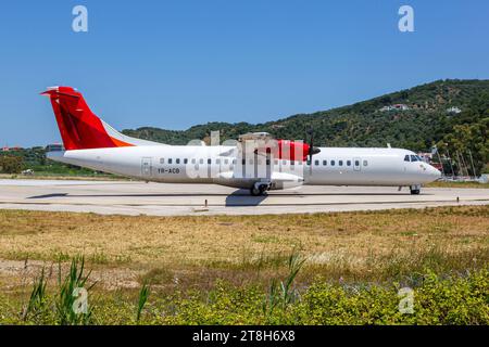 Air Connect ATR 72-600 Flugzeug Flughafen Skiathos à Griechenland Skiathos, Griechenland - 24. Juin 2023 : Ein ATR 72-600 Flugzeug der Air Connect mit dem Kennzeichen YR-ACB auf dem Flughafen Skiathos JSI dans le Griechenland. *** Avion Air Connect ATR 72 600 aéroport de Skiathos en Grèce Skiathos, Grèce 24 juin 2023 avion Air Connect ATR 72 600 immatriculé YR ACB à l'aéroport Skiathos JSI en Grèce crédit : Imago/Alamy Live News Banque D'Images