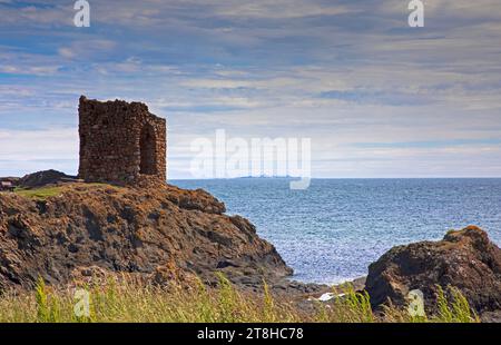 Lady's Tower sur le sentier côtier de Fife avec l'île de May en arrière-plan sur le Firth of Forth, Elie, Fife, Écosse, Royaume-Uni. Banque D'Images