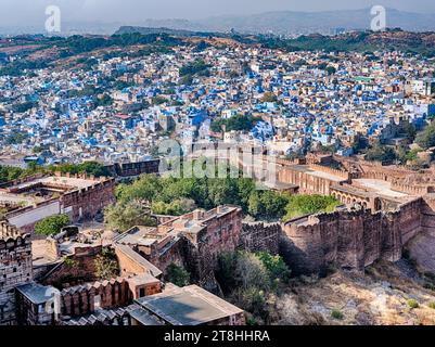 Vue panoramique de Jodhpur au Rajasthan, la ville bleue, donnant sur les murs de la forteresse Mehrangahr au centre de la ville. Banque D'Images