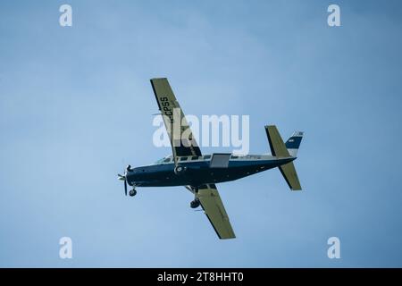 Le Cessna 208B Grand Caravan G-CPSS monte un avion léger après le décollage Banque D'Images