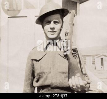 Un soldat britannique avec un casque et un fusil SMLE pendant la Seconde Guerre mondiale. Banque D'Images