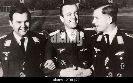 Pilotes hautement décorés de la Luftwaffe, dont Oberstleutnant Bernhard Jope (centre) vers 1942-1945. Banque D'Images