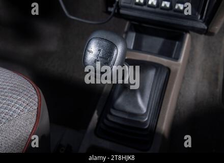 Boîte de vitesses à 4 vitesses dans une Austin Maestro police de 1992 de la Lancashire Constabulary au Royaume-Uni Banque D'Images