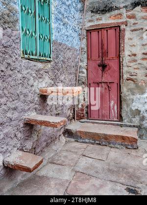 Deux types différents de marches en pierre mènent aux portes près du puits Toorji Ka Jhalra Bavdi de Jodhpur, en Inde. Banque D'Images