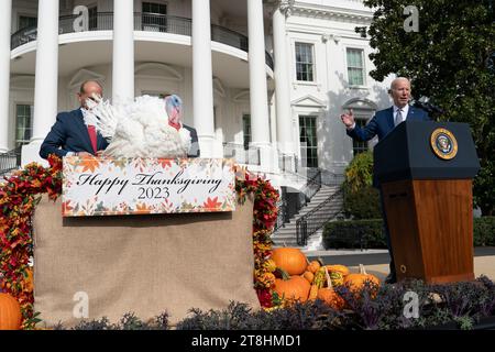 Washington DC, États-Unis. 20 novembre 2023. Le président américain Joe Biden pardonne « Liberty », le National Thanksgiving Turkey à la Maison Blanche à Washington, DC, le mercredi 20 novembre 2023. Crédit : Chris Kleponis/Pool via CNP /MediaPunch crédit : MediaPunch Inc/Alamy Live News Banque D'Images