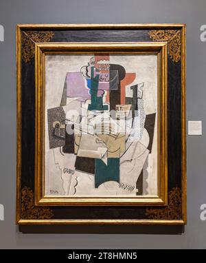 Londres, Royaume-Uni - Mai 2023 : plat de fruits, bouteille et peinture au violon de Pablo Picasso, un exemple du cubisme, le mouvement artistique initiat du début du XXe siècle Banque D'Images