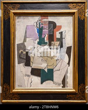 Londres, Royaume-Uni - Mai 2023 : plat de fruits, bouteille et peinture au violon de Pablo Picasso, un exemple du cubisme, le mouvement artistique initiat du début du XXe siècle Banque D'Images