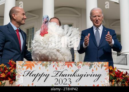 Le président des États-Unis Joe Biden pardonne Liberty, le National Thanksgiving Turkey, alors que Jose Rojas, vice-président adjoint de la production Live chez Jennie-O Turkey Store, regarde à la Maison Blanche à Washington, DC, le mercredi 20 novembre 2023. Copyright : xChrisxKleponisx/xPoolxviaxCNPx/MediaPunchx crédit : Imago/Alamy Live News Banque D'Images