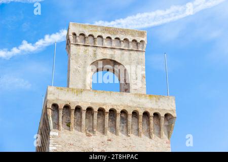 Vue sur la Torrione, une ancienne tour construite en 1212, Piombino, Italie Banque D'Images