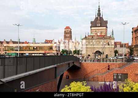 Centre-ville de Gdansk et la porte haute ou Brama Wyzynna, Pologne, Europe, UE Banque D'Images