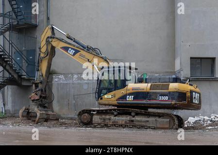 Nancy, France - Pelle sur chenilles jaune CAT 330D L sur chantier. Banque D'Images