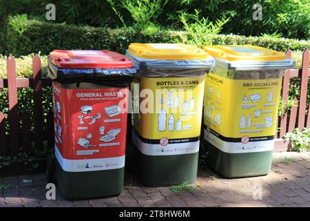 Adelaida Australie - 2018-01-19 nouvelles poubelles pour le papier, le verre et la litière générale avec affiche éducative sur la façon d'éliminer correctement divers déchets Banque D'Images