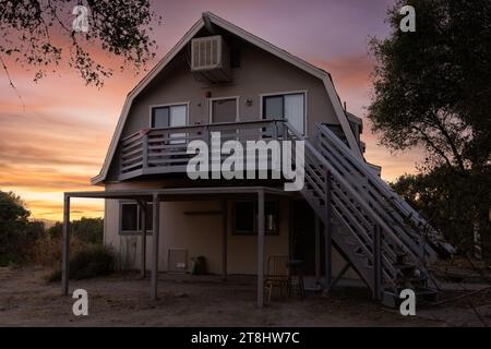 Une maison de grange de deux étages dans la zone rurale avec un escalier menant au niveau supérieur de la chambre à coucher avant Banque D'Images