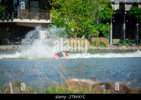 Queretaro, Mexique, 23 11 20 ans, Un homme s'écrase dans l'eau après être tombé du ski dans un lac pendant l'après-midi Banque D'Images