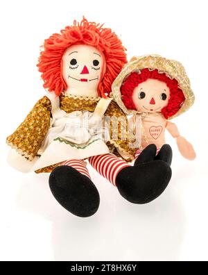Winneconne, WI - 23 septembre 2023 : un paquet de jouet vintage poupée Raggedy Ann sur un fond isolé Banque D'Images