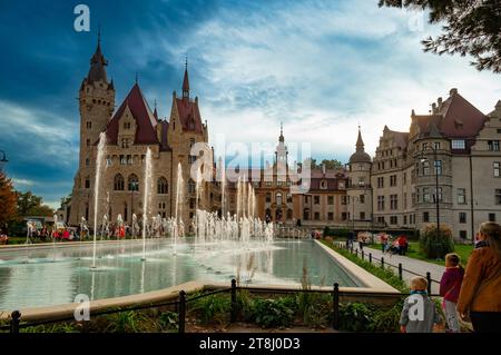 16 10 22 : Château de Moszna situé dans un village de Moszna, haute Silésie, Pologne Banque D'Images
