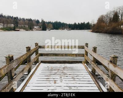 pont couvert de neige au lac dans le paysage d'hiver Banque D'Images